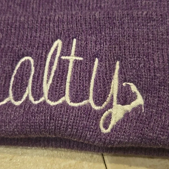 NWT The Salty Collection Heather Purple "Salty" Pom Beanie - Picture 2 of 7
